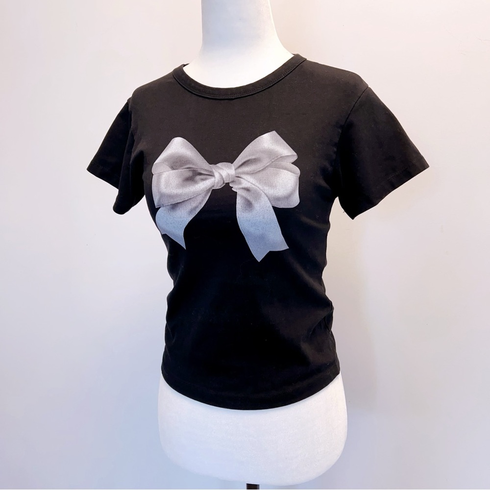 Minimalist with a Feminine Touch – Bow Graphic T-Shirt! 100% new condition!